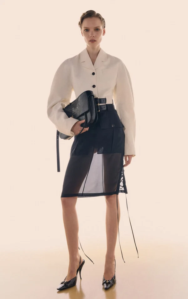 <a href="https://www.instagram.com/p/DdzDX4UjErn/?img_index=1">Ferragamo</a>