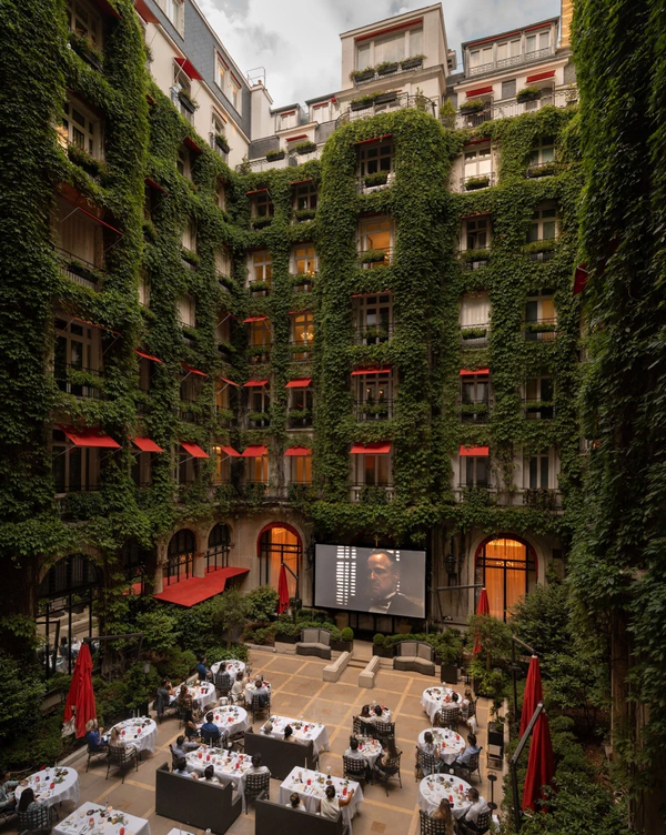 <a href="https://www.instagram.com/p/DaN36OfDSfI/?img_index=1"><span>Hôtel Plaza Athénée</span></a>
