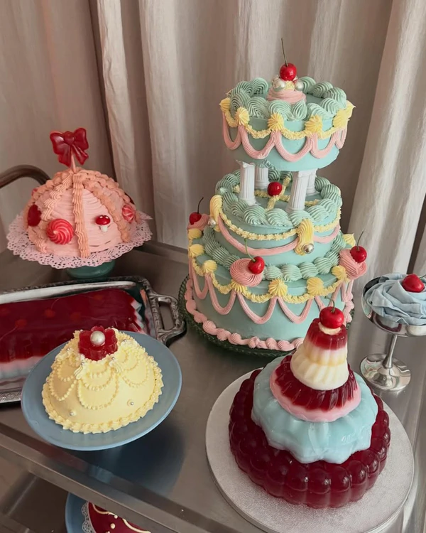 <a href="https://www.instagram.com/p/DWZeUxPDFhK/?img_index=10">Atelier Flora</a>