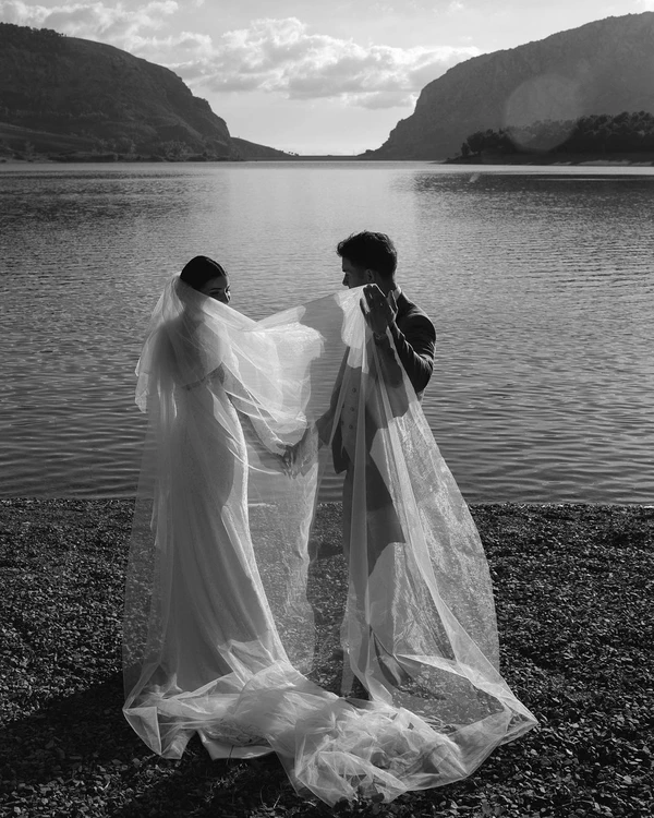 How to Choose a Wedding Photographer Who Fits Your Tastes & Needs?