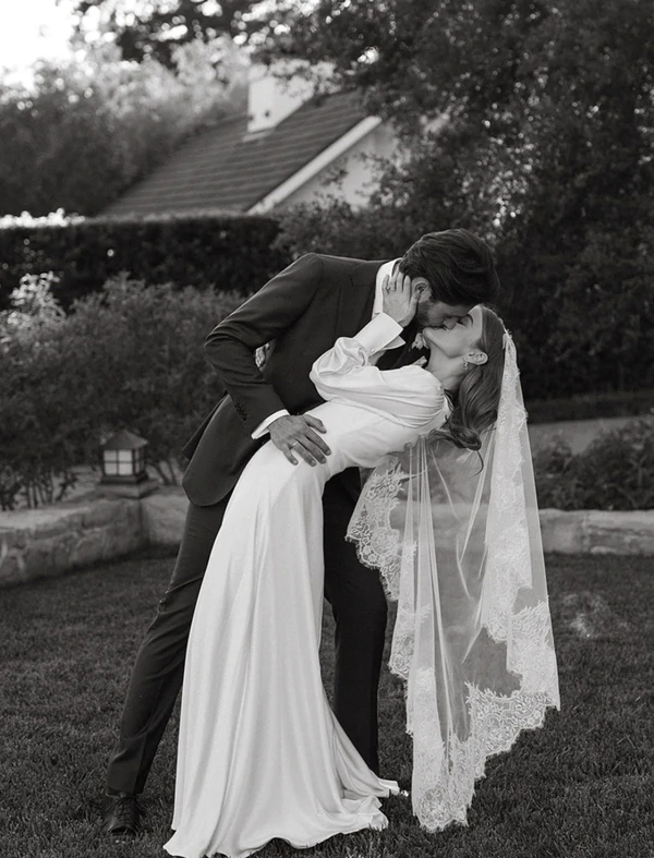 <a href="https://www.instagram.com/p/C-NdkJRtxuL/?img_index=1">Blanco</a>, Photography: <a href="https://www.instagram.com/kellybrownweddings/">Kelly Brown</a>