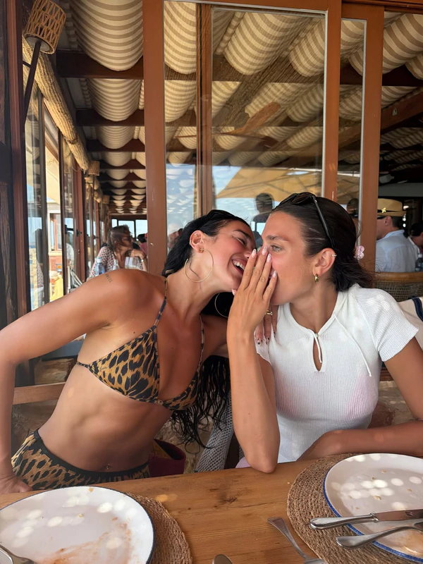 Content: <a href="https://www.instagram.com/p/DcTBgT2jLho/?hl=en&img_index=1">Dua Lipa</a>