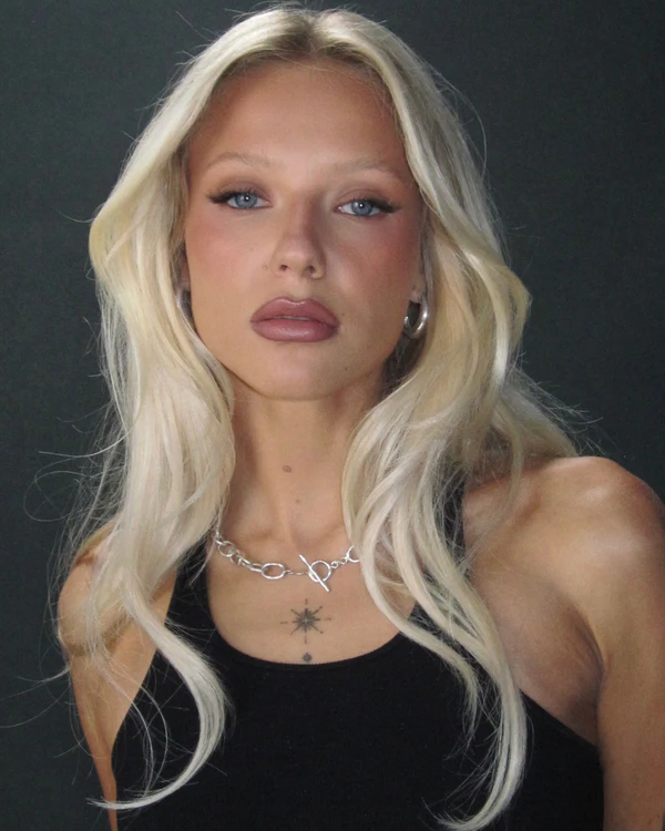 <a href="https://www.instagram.com/p/DechdjVkcPY/?img_index=15">Chloe Flack</a>