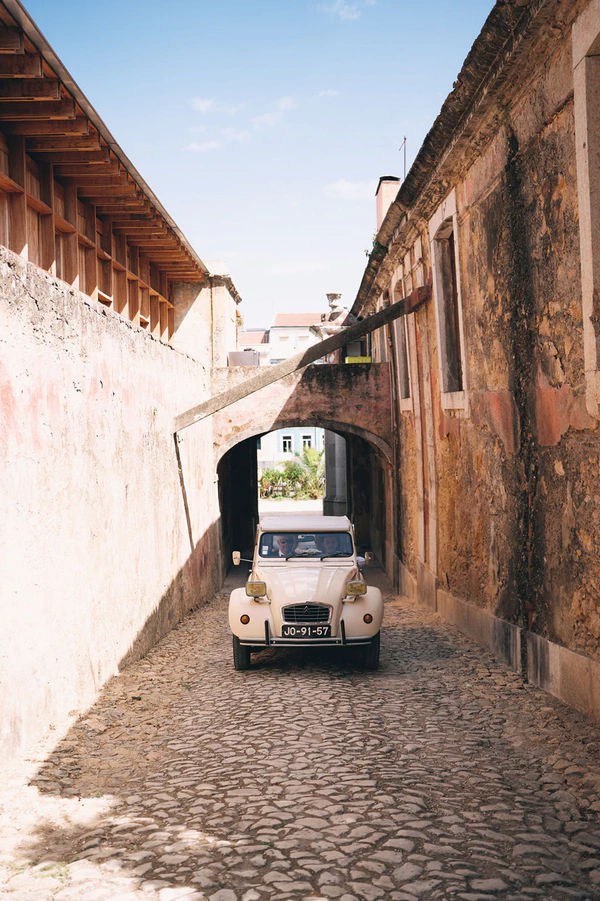 A Fever Dream Lisbon Wedding Where Art & History Collide at Palácio do Grilo