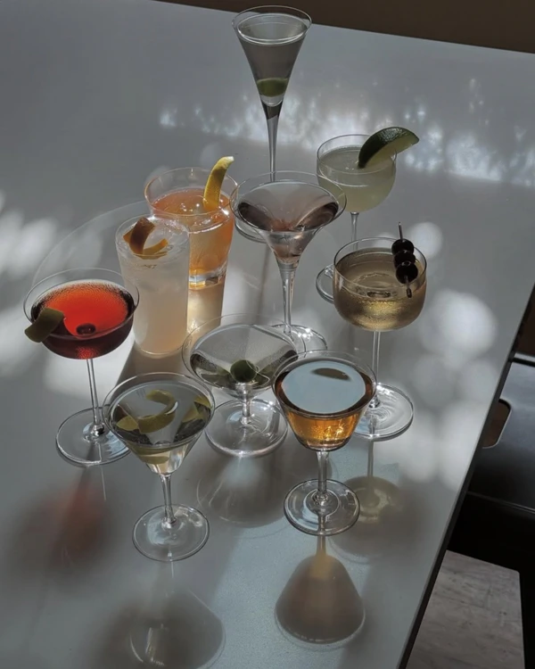 40 Trendy Ideas for Serving Your Wedding Cocktails