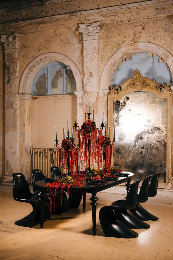 Christmas-Inspired Bridal Editorial in Antique Space — photo 10