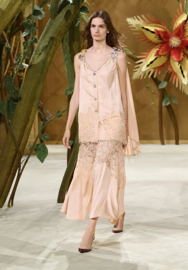 <a href="https://www.chanel.com/gb/haute-couture/26khc/look-48/">Chanel</a>