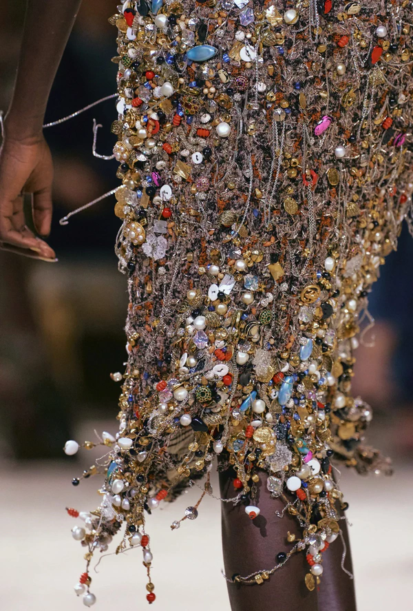 <a href="https://www.chanel.com/gb/haute-couture/26khc/look-60/">Chanel</a>