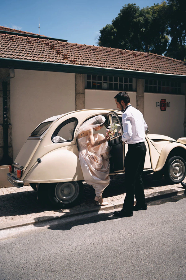 A Fever Dream Lisbon Wedding Where Art & History Collide at Palácio do Grilo