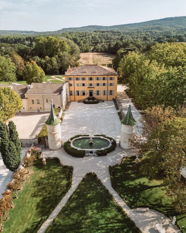 <a href="https://www.instagram.com/chateaudefonscolombe/p/DODH1ViDtKo/">Château de Fonscolombe</a>