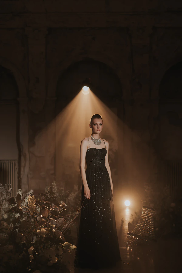 Christmas-Inspired Bridal Editorial in Antique Space — photo 13