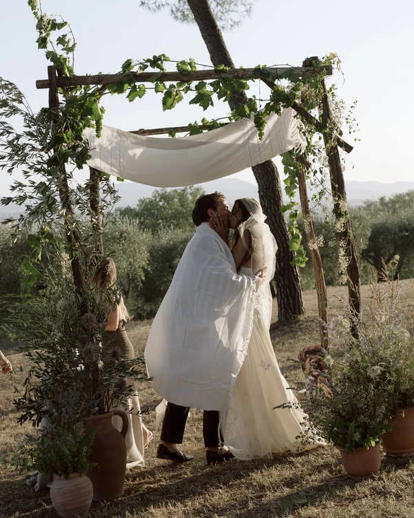 A Joyful Celebration in the Golden Rolling Hills of Tuscany — photo 1