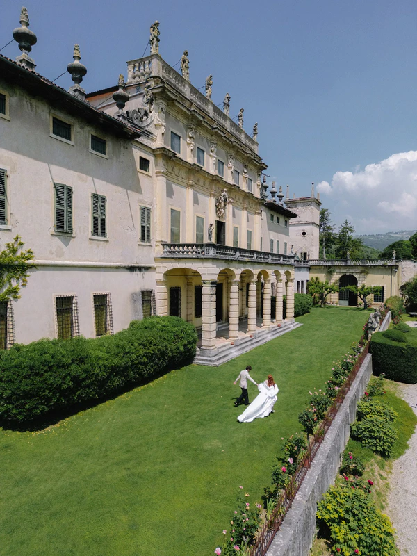 A Fusion of History, Elegance, and Love in the Wedding Editorial