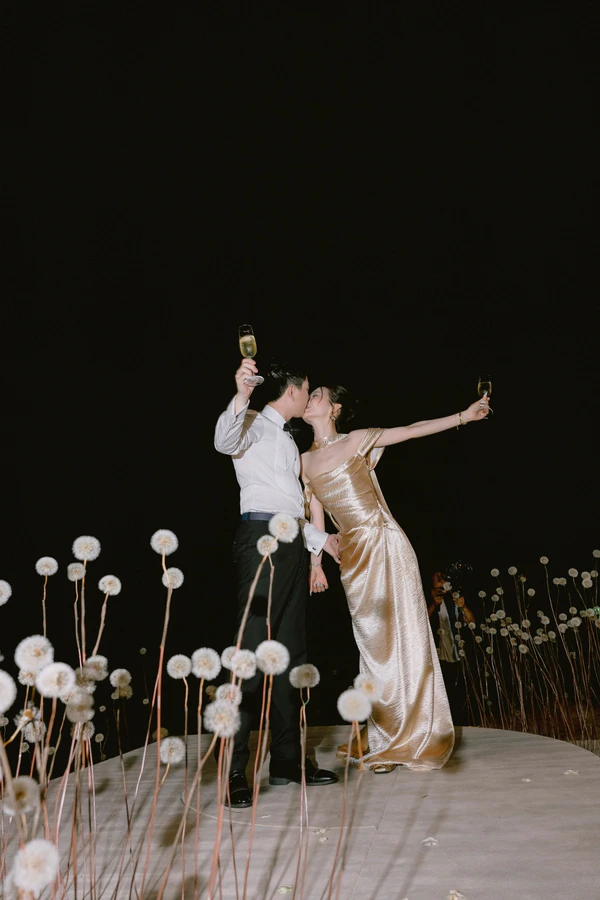 A Cinematic Beach Wedding in Vietnam with a Sunset Ceremony Framed by Dandelions