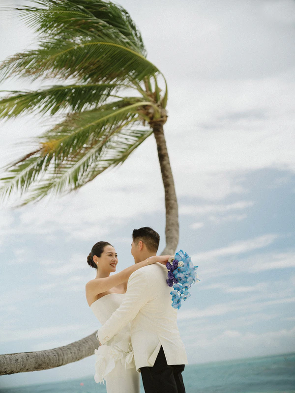 10,000 Lilies & Turquoise Waters Framed This Dreamy Beach Wedding in the Maldives — photo 2