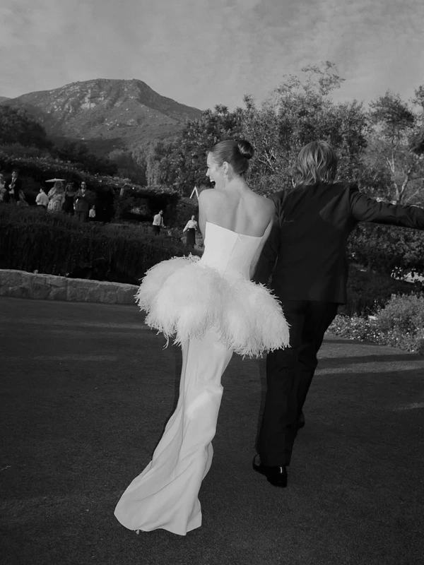 <a href="https://www.instagram.com/p/Dc6jqlgmAQN/?img_index=14">Claudia Sulewski</a>, Photography: <a href="https://www.instagram.com/normanandblake/">Norman & Blake</a>