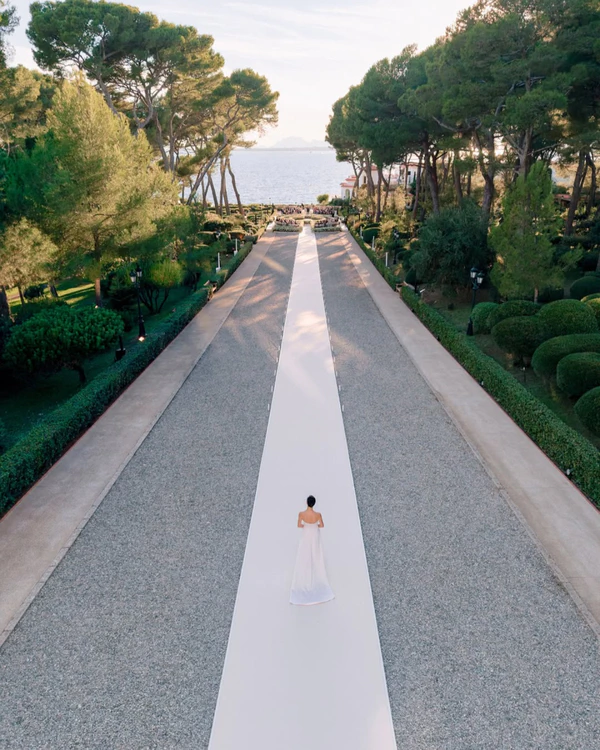 <a href="https://www.instagram.com/p/DUTF81qjWqJ/?img_index=4" target="_blank">Hotel du Cap-Eden-Roc, Photography: Jose Villa</a>