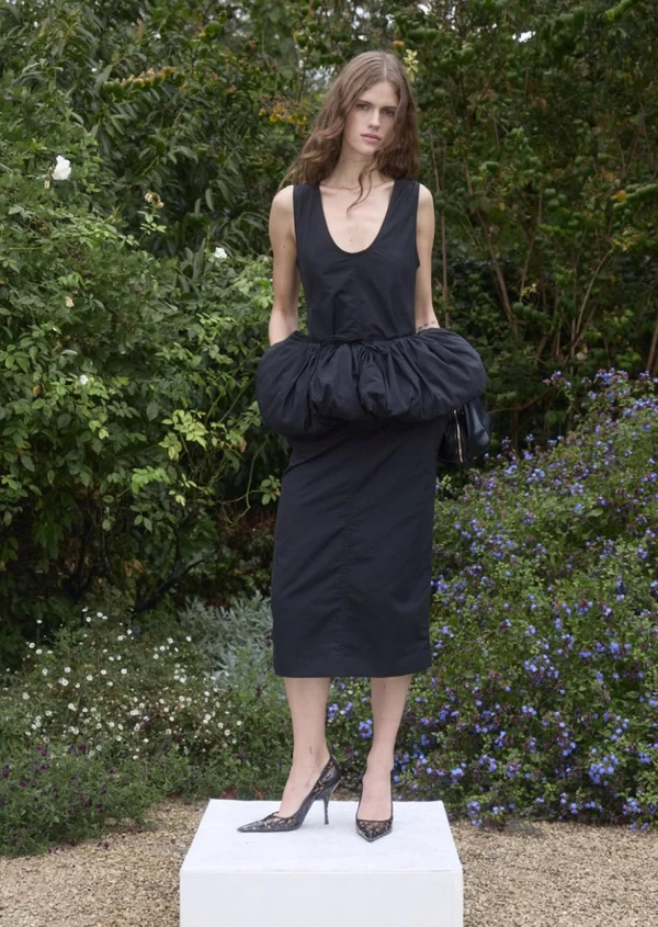 <a href="https://www.instagram.com/p/DeFT89-DMAX/?hl=en&img_index=1">Stella McCartney</a>