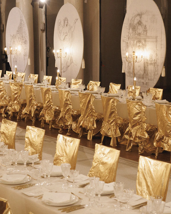 A Dreamlike Wedding with Enchanting Ballerinas & Art in a Historic Palace