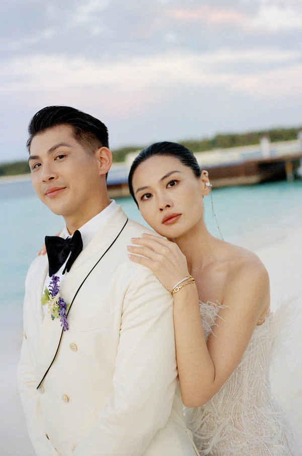 10,000 Lilies & Turquoise Waters Framed This Dreamy Beach Wedding in the Maldives