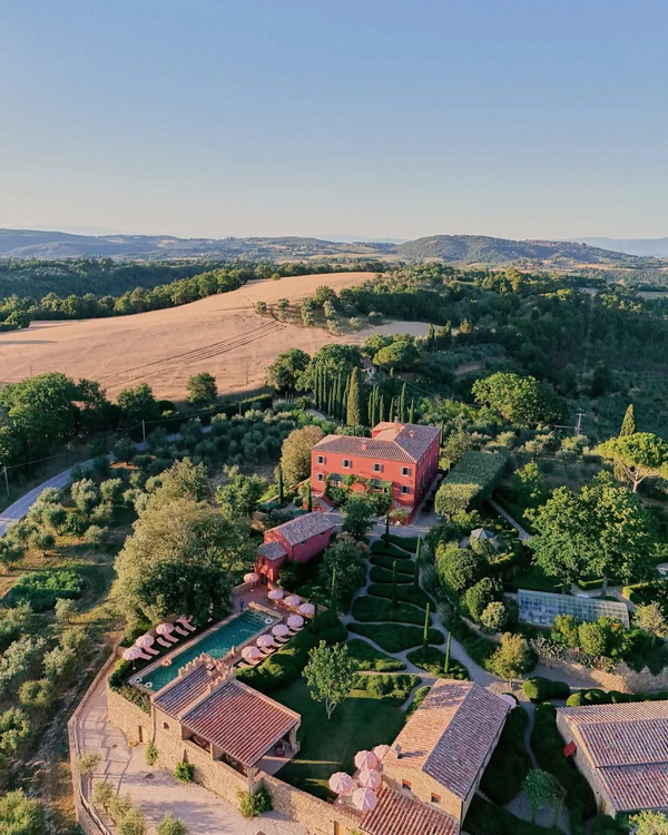 <a href="https://www.instagram.com/casanewtontuscany/">Casa Newton</a>: Photography: <a href="https://www.instagram.com/alex.gaidashev/p/DQFGLvMCu70/">Alex Gaidashev</a>
