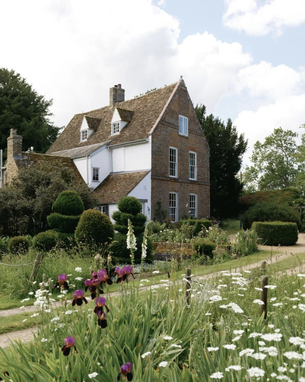 A Charming Garden Wedding in the English Countryside