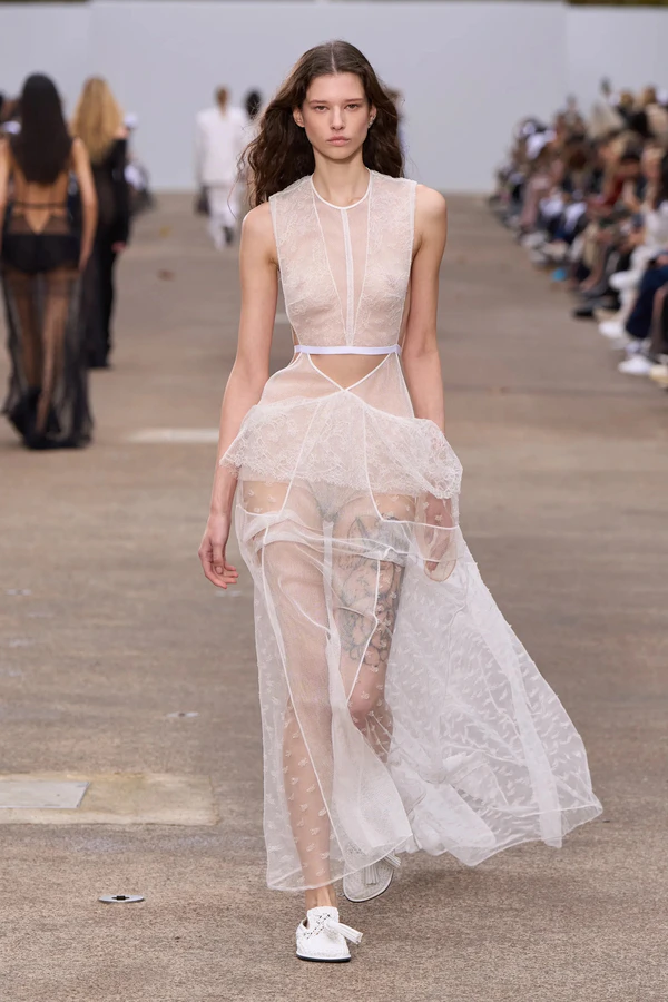 Stella McCartney Presents Spring 2025 RTW Collection — photo 2