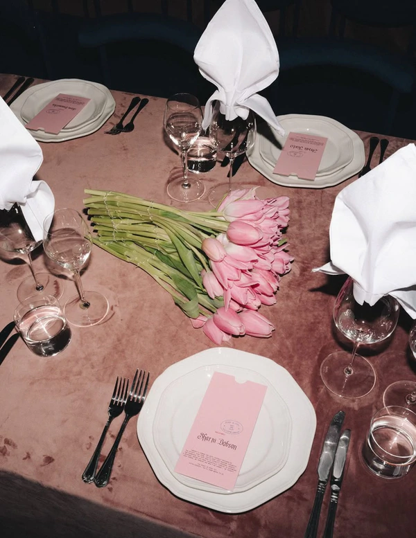 <a href="https://www.instagram.com/p/DYVcHorEvCQ/?img_index=1">Byv.studio</a>, Photography: <a href="https://www.instagram.com/mattgodkinweddings/">Matt Godkin</a>