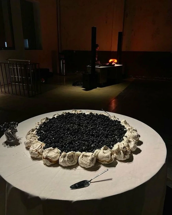 Trend: Giant Single-Tier Wedding Desserts