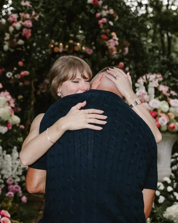 <a href="https://www.instagram.com/p/DN02niAXMM-/?hl=en&img_index=2">Taylor Swift</a> & <a href="https://www.instagram.com/p/DN02niAXMM-/?hl=en&img_index=2">Travis Kelce</a>