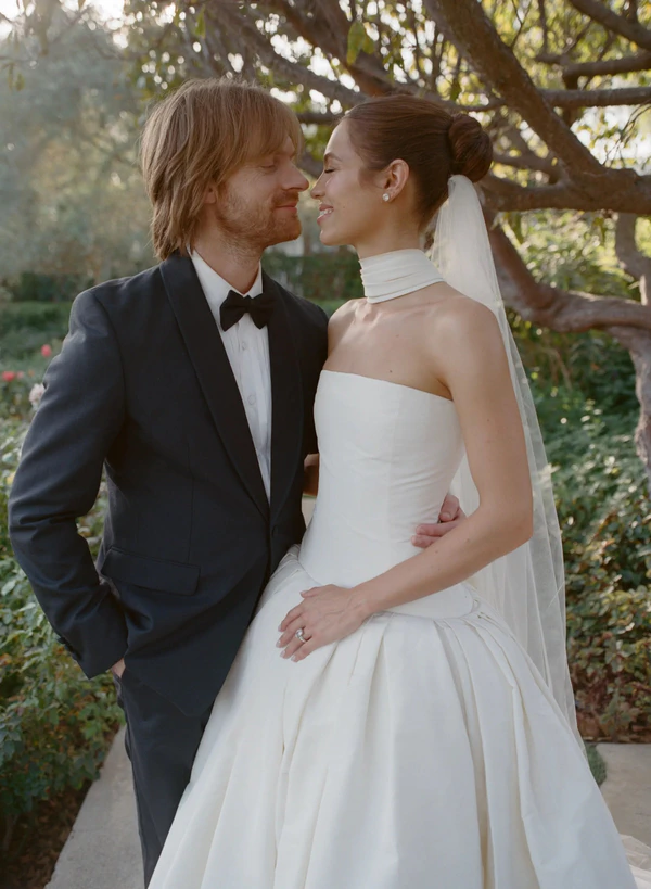 <a href="https://www.instagram.com/p/Da340N3jQIO/?img_index=2">Claudia Sulewski</a>, Photography: <a href="https://www.instagram.com/normanandblake/">Norman & Blake</a>