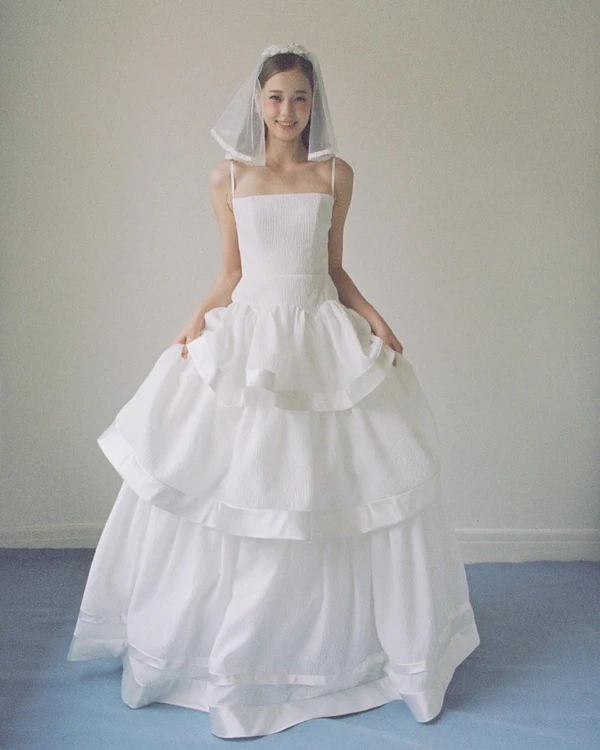 <a href="https://www.instagram.com/p/DVtesLslN68/?img_index=1">Marrow Bridal</a>