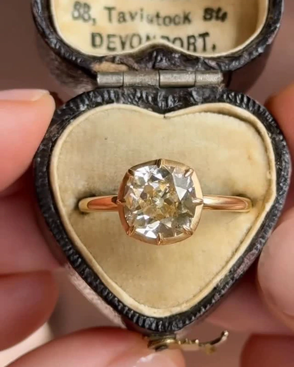 <a href="https://www.instagram.com/p/DYndr_8BKVm/">Erstwhile Jewelry</a>
