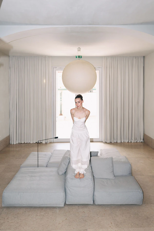 A Fever Dream Lisbon Wedding Where Art & History Collide at Palácio do Grilo