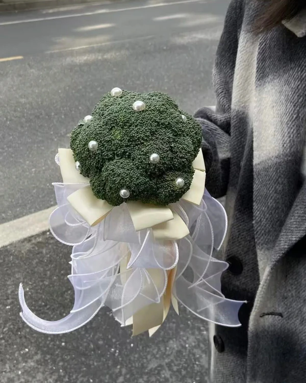 9 Stylish Bouquet Trends We're Loving for Brides Right Now