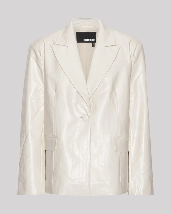 20 Trendy Outerwear Styles for Your Spring Wedding
