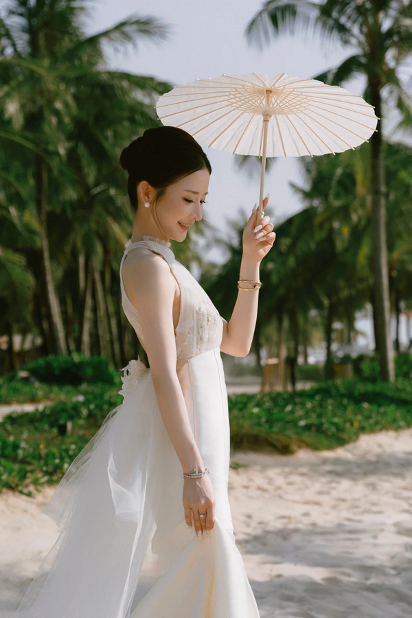 A Cinematic Beach Wedding in Vietnam with a Sunset Ceremony Framed by Dandelions