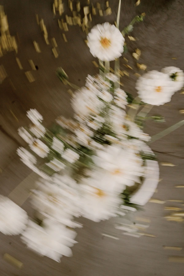 Ascetic Interiors and Modern Floristics in the Lovers Elopement Editorial — photo 2