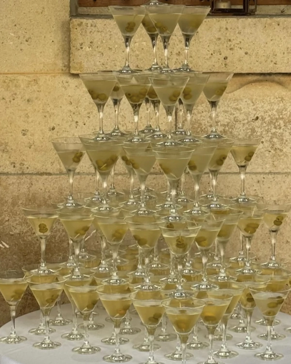 40 Trendy Ideas for Serving Your Wedding Cocktails