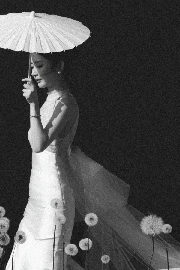 A Cinematic Beach Wedding in Vietnam with a Sunset Ceremony Framed by Dandelions — photo 2