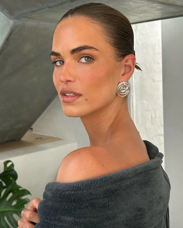 <a href="https://www.instagram.com/katiemooremakeup/p/DURWiK6E-H9/">Katie Moore</a>