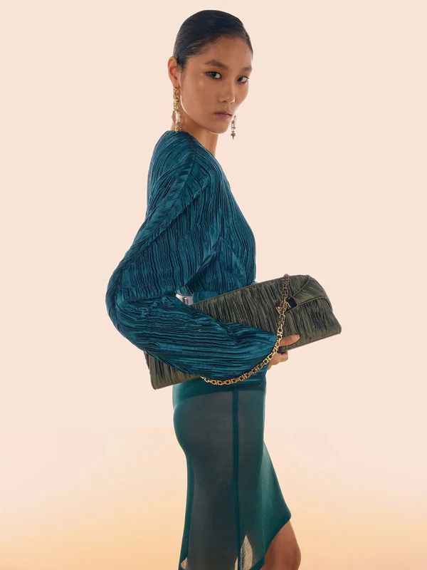 <a href="https://www.instagram.com/p/Dd4WrrNiH0p/?img_index=3">Ferragamo</a>