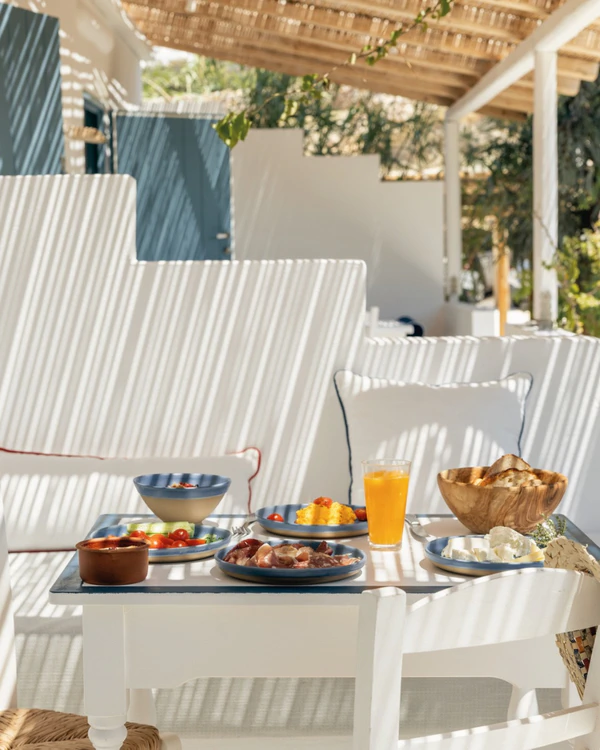 <a href="https://www.instagram.com/beachhouseantiparos/p/DXEY496DepE/">Beach House</a>