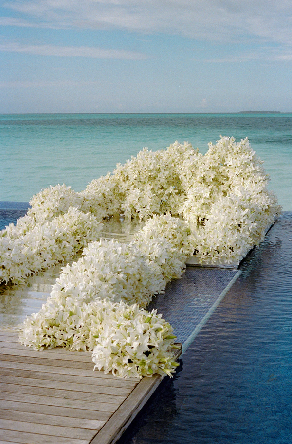 10,000 Lilies & Turquoise Waters Framed This Dreamy Beach Wedding in the Maldives — photo 1