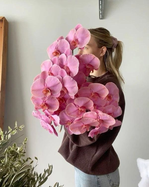10 Flower Varieties Trending for 2025 Weddings