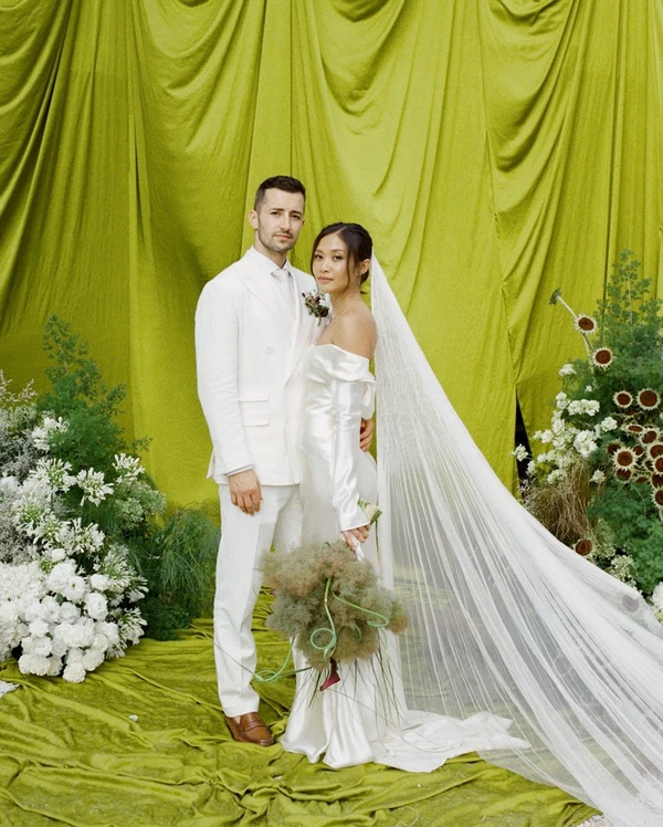 <a href="https://www.instagram.com/thewed/p/DOrXvCFjDdQ/">LaLindi</a>, Photography: <a href="https://www.instagram.com/silviaporopatweddings/">Silvia Poropat</a>
