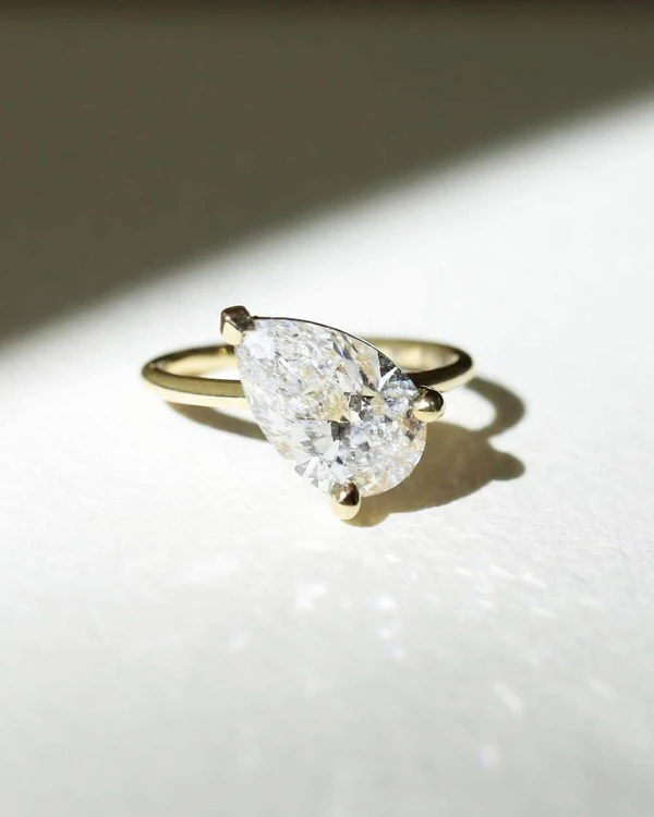 Ultimate Guide: Pear-Shaped Engagement Rings
