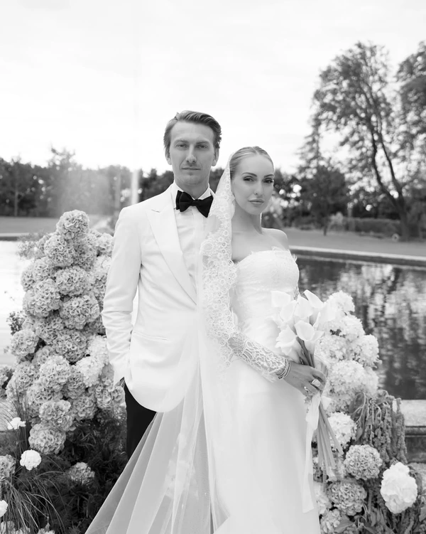 <a href="https://www.instagram.com/p/DPRlAOrjOQQ/?img_index=1">Agence LB</a>, Photography: <a href="https://www.instagram.com/martad.weddings/">Martad Weddings</a>