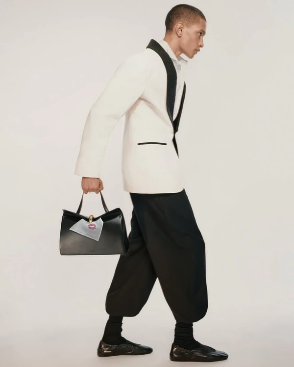 <a href="https://www.instagram.com/p/DUGQdAVCP6M/?img_index=3">Jacquemus</a>, Photography: <a href="https://www.instagram.com/julienmartinezleclerc/">Julien Martinez Leclerc</a>