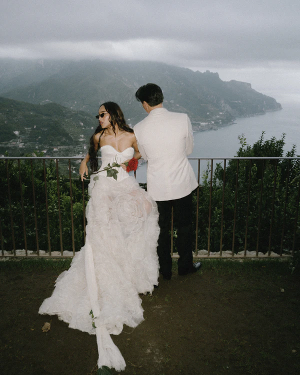 A High Fashion Wedding Laced with Red Roses on the Amalfi Coast, Italy — photo 1
